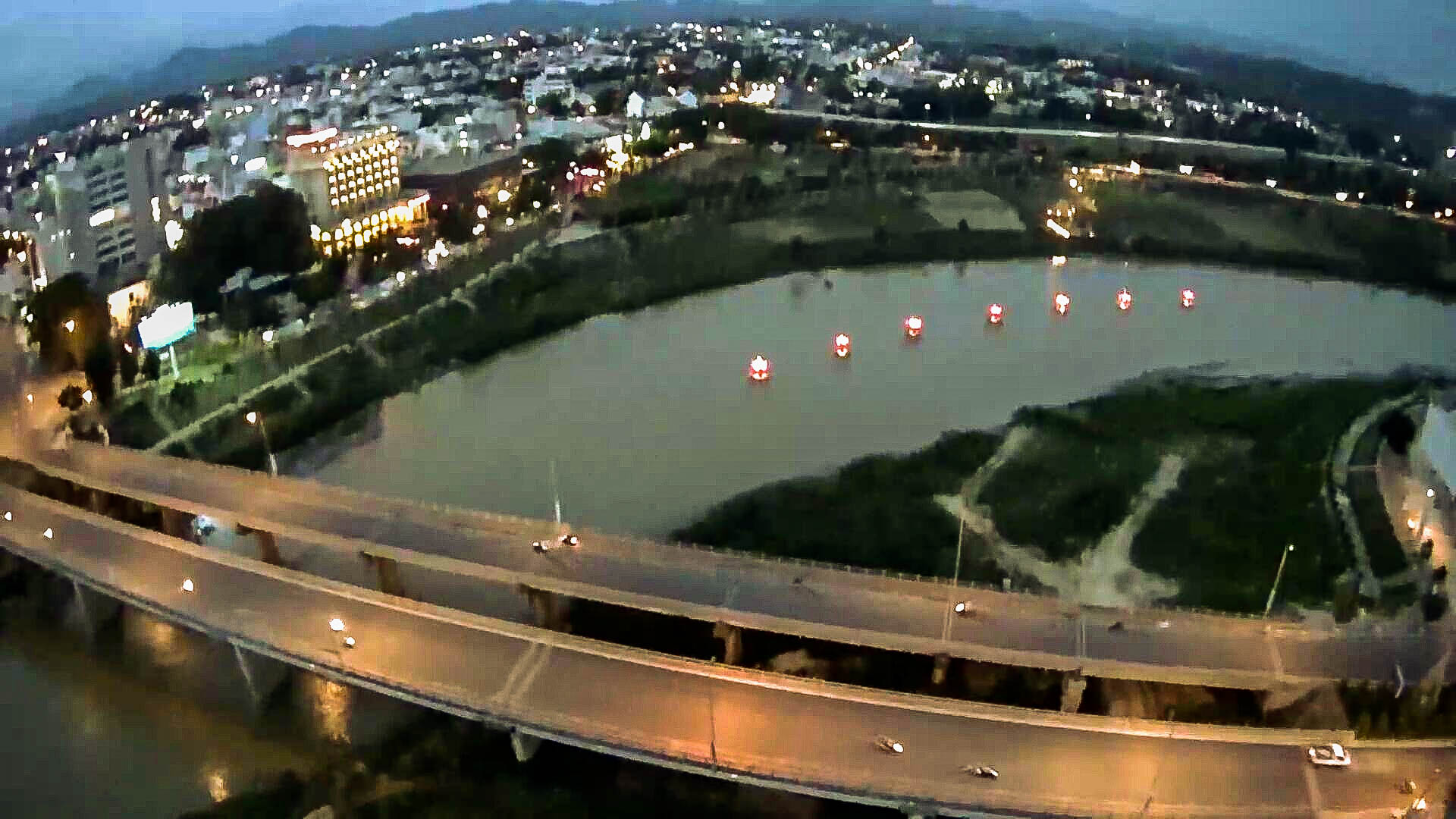 Hình ảnh toàn cảnh thành phố Kon Tum nhìn trên cao khi về đêm khi tp lên đèn